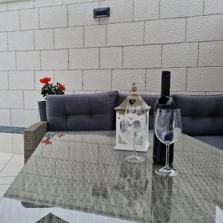 Nada Apartman Mundanije