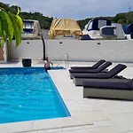 Nada Mundanije